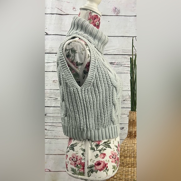 Kendall & Kylie Women’s Cableknit Sleeveless Turtleneck Crop  Sweater Size Small - Picture 3 of 6